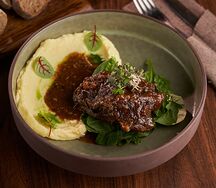 Говяжьи щечки с картофельным пюре 