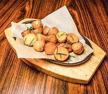 Молодой картофель с чесноком и травами