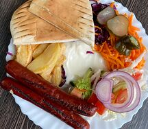 Хот-дог на тарелке