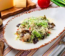 Теплый салат с курицей гриль и грибами