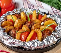 Мясные биточки с картофелем, запеченные в печи
