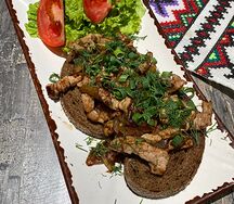 Мясная закуска на гренках