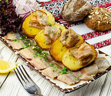 Селедка домашнего посола с цибулей и картофелем