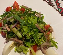 Салат с языком и рукколой