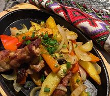 Свинина жареная с овощами на сковородочке