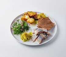 Сельдь с печёным картофелем и гренками из бородинс