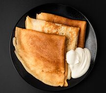 Кружевные блины со сметаной и медом