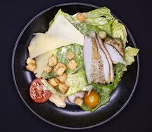 Салат Цезарь с куриной грудкой