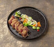 Тунец в кунжутной панировке с овощами