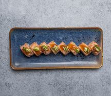 Опалённый ролл с лососем и соленой карамелью