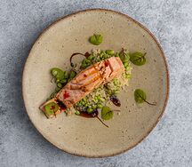 Лосось с киноа и эдамаме