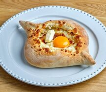 Лодочка по-аджарски с копчёным сыром