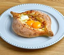 Лодочка по-аджарски с двумя яйцами