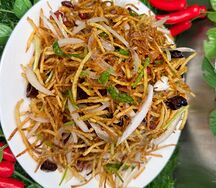 Натертый картофель, натертый зеленый лук и арахис