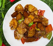 Жареный баклажан с картофелем и сладким перцем