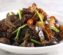 Кисло-сладкий с древесными грибами и кинзой