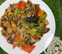 Жареные древесные грибы с кальмаром и креветками