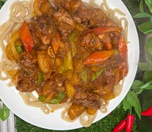 Тушеные куриные наггетсы и картофельная лапша