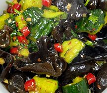 Огурец и черные древесные грибы 