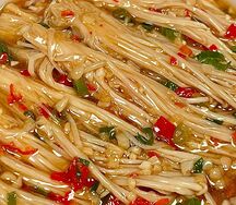 Грибы эноки с измельченным чесноком