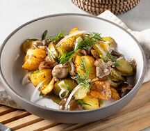 Теплый салат с грибами и солеными огурцами