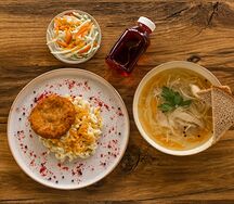 Ланч с куриной котлетой и куриным бульоном 