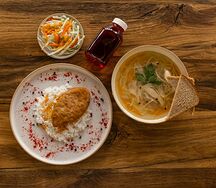 Ланч с рыбной котлетой и куриным бульоном 