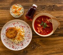 Ланч с куриной котлетой и борщом