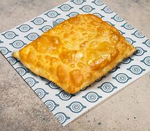 Чебурек с говядиной и копченым сыром сулугуни