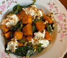 Салат с печеной тыквой, страчателлой и кедровыми орешками