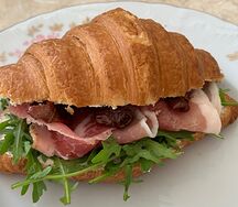 Круассан с прошутто и вялеными томатами