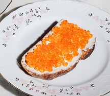 Бутерброд с красной икрой и взбитым маслом 