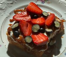 Френч-тост со страчателлой, соленой карамелью и свежими ягодами