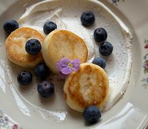 Сырники с кокосовым кремом и свежими ягодами