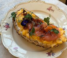 Брускетта со скрэмблом и лососем 