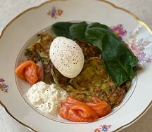 Оладьи из цукини со страчателлой и лососем