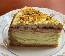 Фисташковый чизкейк с малиновым конфи 