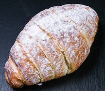 Круассан с вареной сгущенкой