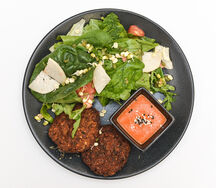 Фалафель со свежим салатом