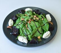 Салат с запеченной свеклой и сливочным сыром