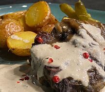 Говяжьи щечки с картофелем