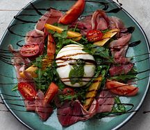 Салат с фермерским сыром Буррата и хамоном