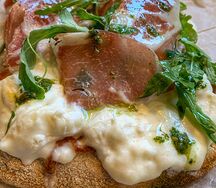 Римская пицца с страчателлой, шеей Коппа, песто и рукколой