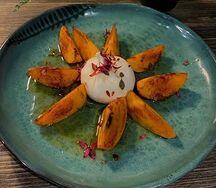 Салат с фермерской бурратой и хурмой