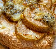 Римская пицца с грушей и горгонзоллой