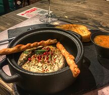 Запеченный камамбер с инжирной горчицей и чиабаттой