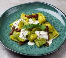 Паста с сыром страчателла и вялеными томатами