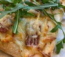 Римская пицца с козьим сыром и трюфелем