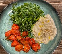 Салат Горячий Капрезе с фермерским сыром страчателла