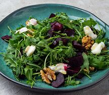 Козий камамбер с запеченной свеклой